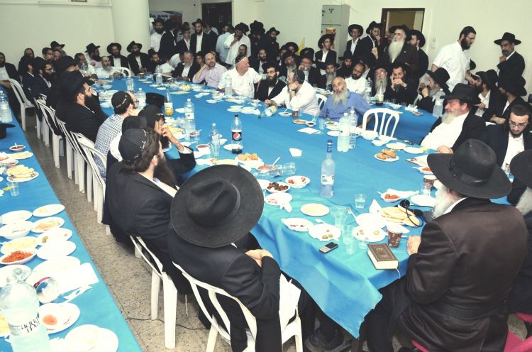 מאות בהתוועדות המרכזית של יום הבהיר כ"ח סיון
